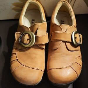 Born Leather Flats KAL 632 Sz 6 / 36